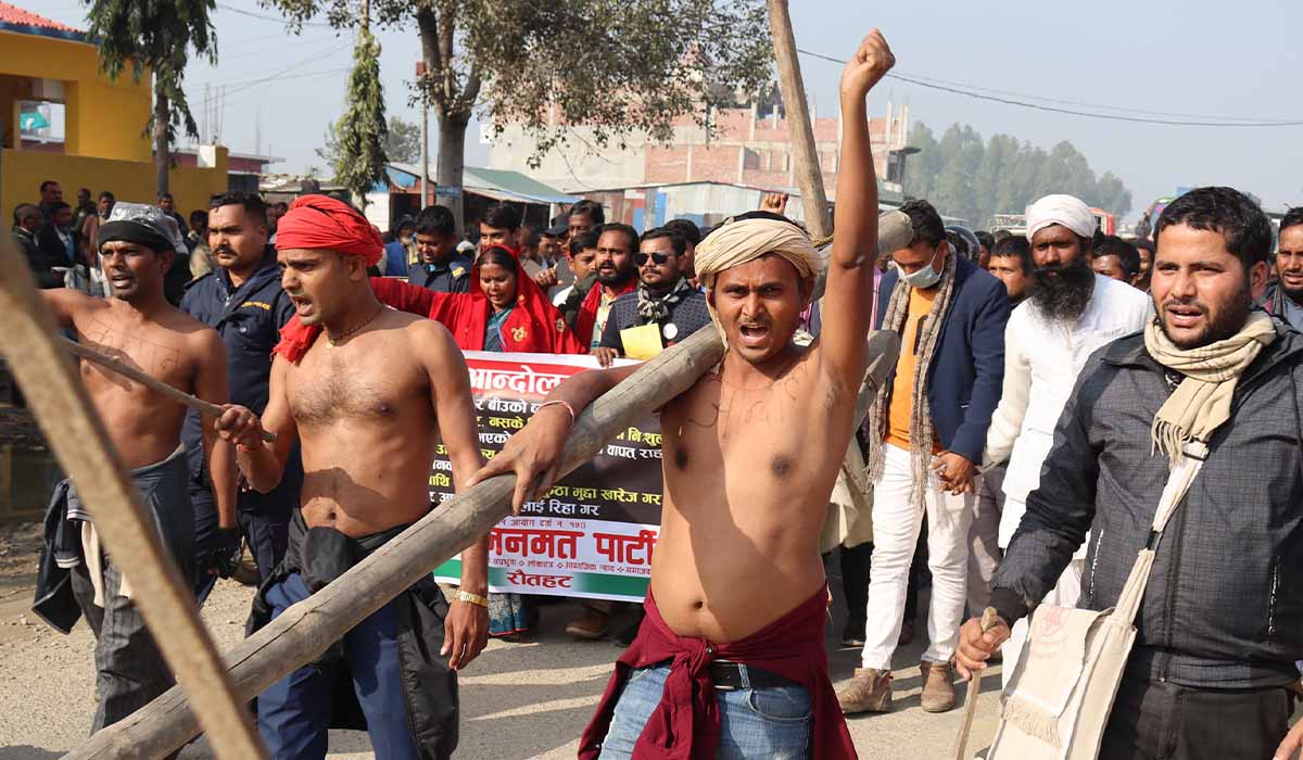 सीके राउतका कार्यकर्ताले हलो बोकेर गरे प्रदर्शन (तस्बिरहरू)